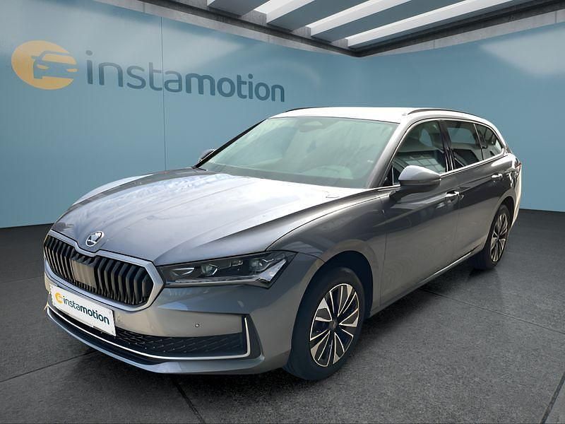 Grau Neu 2025 Skoda Superb Kombi | 45.899 € (Teuer) - Bild 1/4