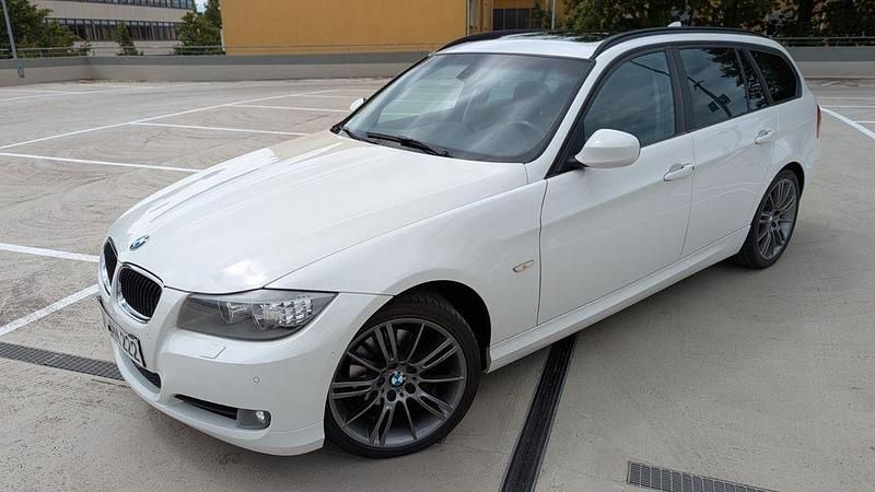 Weiß Gebraucht 2012 BMW 320 M Sport Kombi | 5.000 € (Fairer Preis) - Bild 1/4