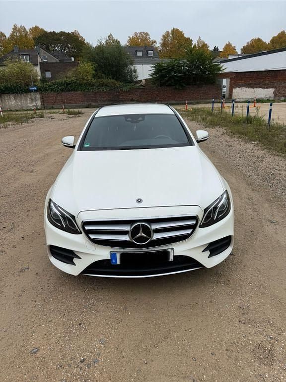 Weiß Gebraucht 2017 Mercedes E300 AMG line Limousine | 26.500 € (Guter Preis) - Bild 1/4