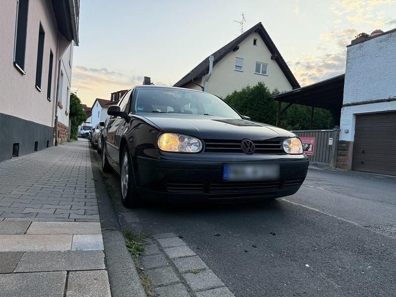 Schwarz Gebraucht 2004 VW Golf IV Kleinwagen | 1.200 € (Guter Preis) - Bild 1/4