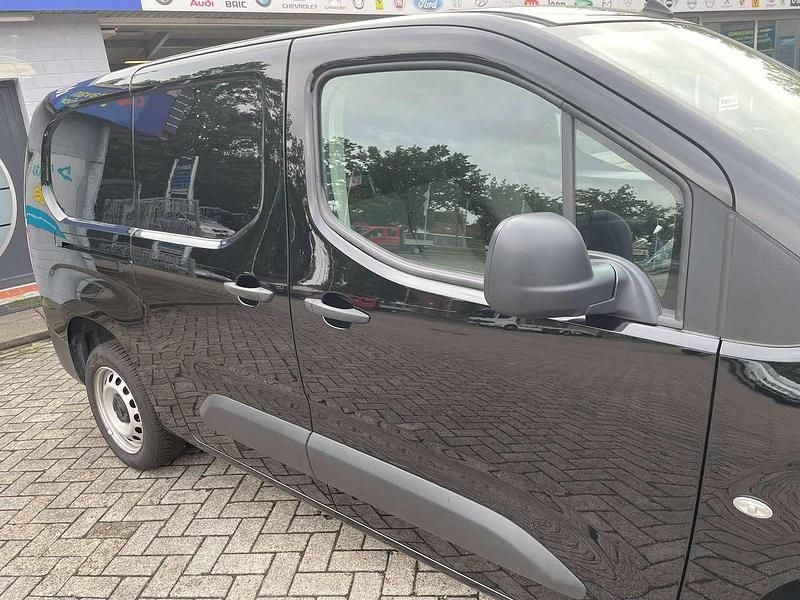 Gebraucht Peugeot Partner Premium 102 PS (75 kW) 2020 Lack onyx schwarz/typ Van / Kleinbus