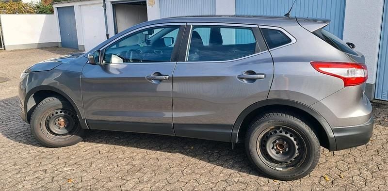 Grau Gebraucht 2016 Nissan Qashqai Acenta SUV | 7.200 € (Superpreis) - Bild 1/4