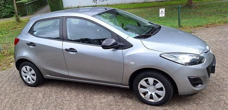Grau Gebraucht 2013 Mazda 2 Center-Line Limousine | 4.700 € (Guter Preis) - Bild 1/4
