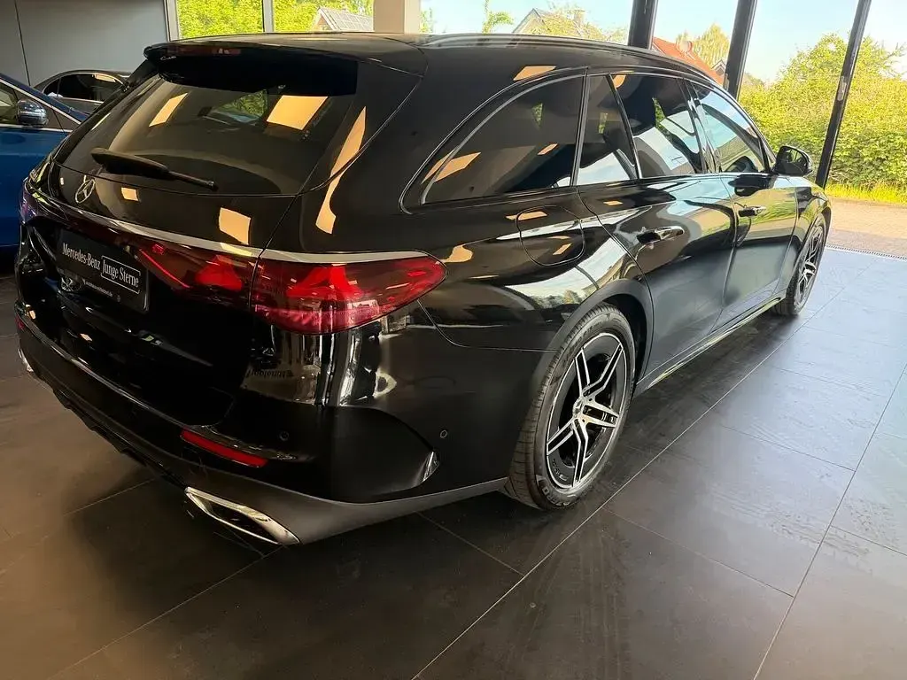 Używany Mercedes E220 Advanced 198 KM (145 kW) 2025 Czarny Sedan/Limuzyna