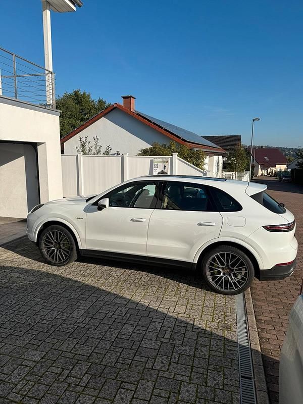 Weiß Gebraucht 2022 Porsche Cayenne SUV | 81.900 € (Guter Preis) - Bild 1/4