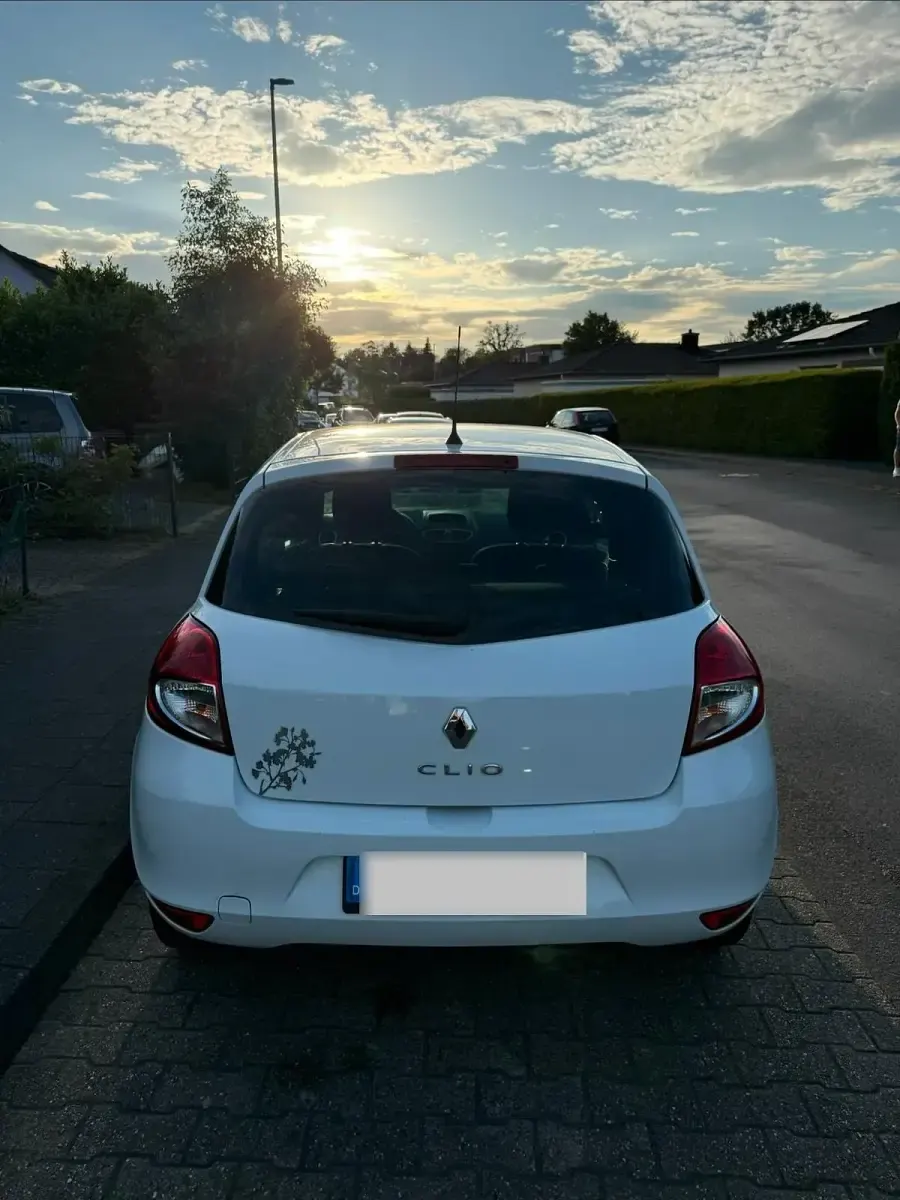 Gebraucht Renault Clio III 75 PS (55 kW) 2011 Weiß Kleinwagen