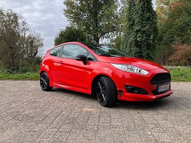 Rot Gebraucht 2016 Ford Fiesta ST-Line Kleinwagen | 8.490 € (Fairer Preis) - Bild 1/4