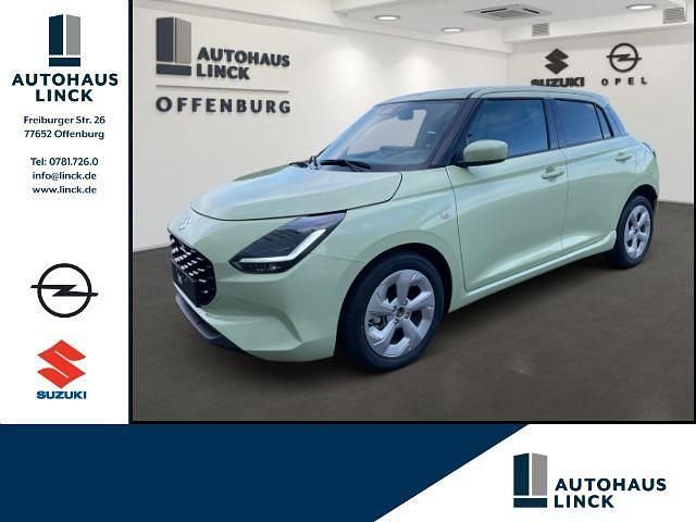 Farbe: weiss Neu 2025 Suzuki Swift Comfort Kleinwagen | 21.988 € - Bild 1/4