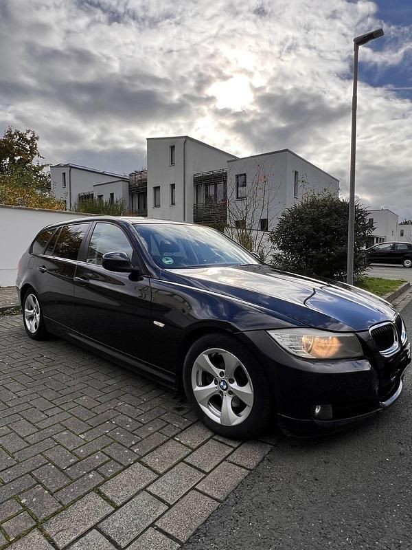 Schwarz Gebraucht 2011 BMW 320 Kombi | 2.700 € (Superpreis) - Bild 1/4