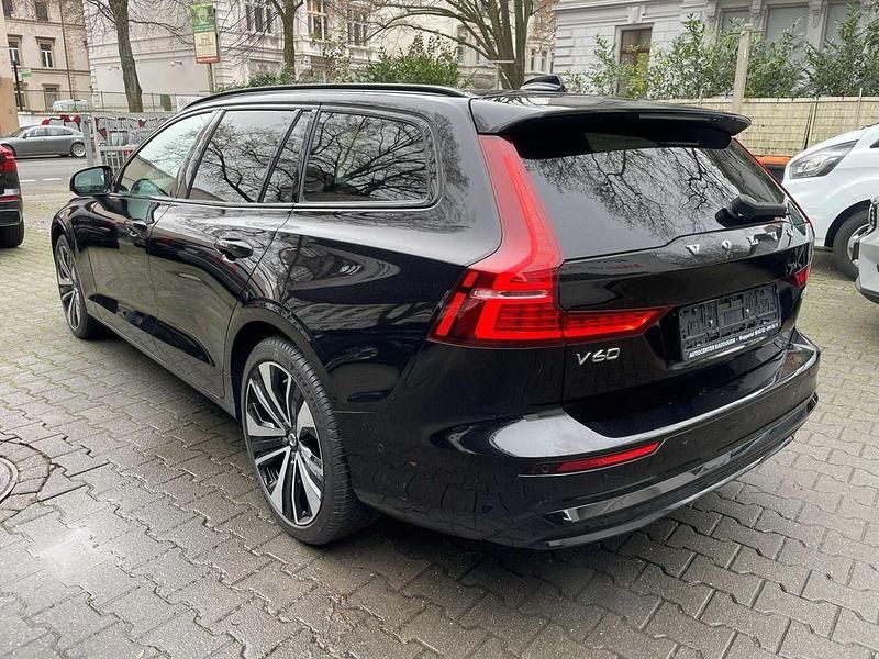 Gebraucht Volvo V60 Plus 197 PS (144 kW) 2025 Schwarz Kombi