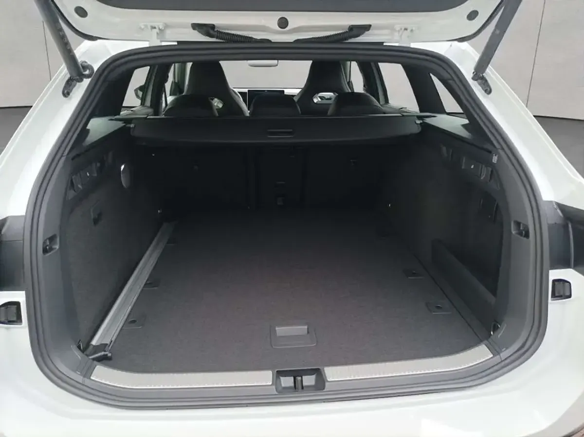 Gebraucht VW Passat R-line 150 PS (110 kW) 2025 Pure white Kombi