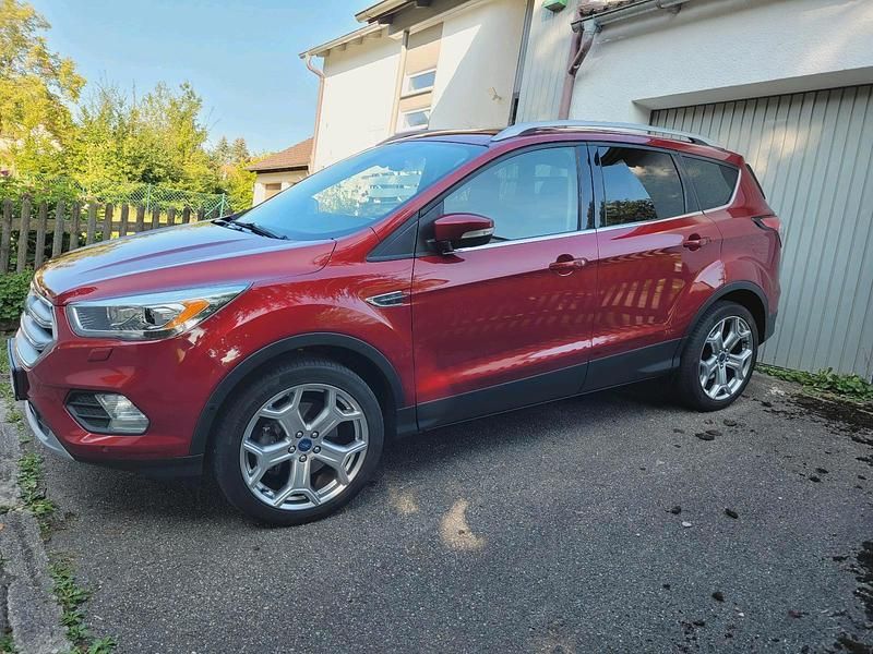 Rot Gebraucht 2016 Ford Kuga Titanium SUV | 16.700 € (Etwas zu teuer) - Bild 1/4