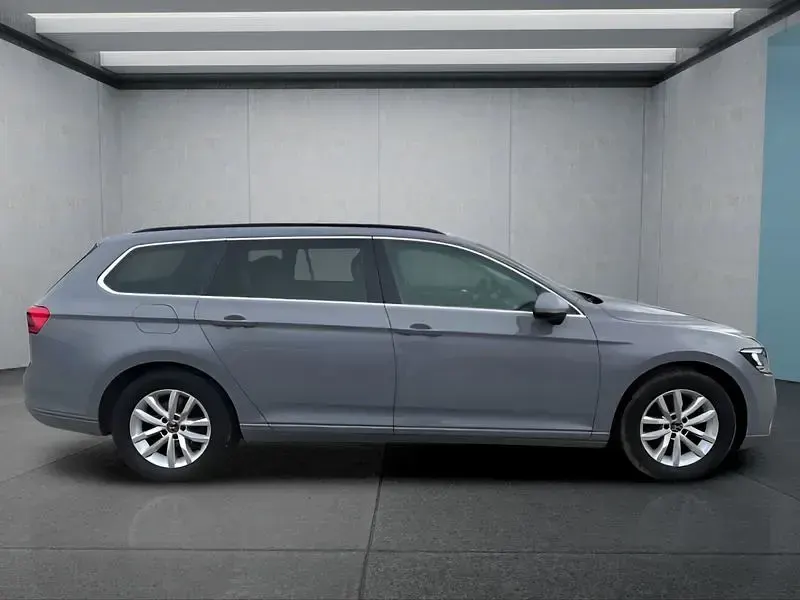 Gebraucht VW Passat 150 PS (110 kW) 2022 Grau Kombi