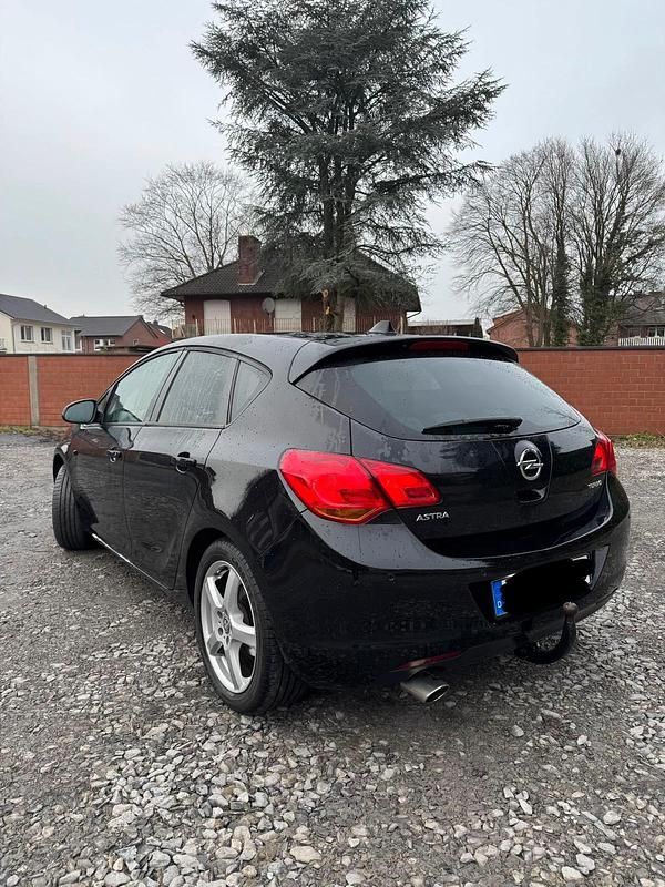 Gebraucht Opel Astra 140 PS (102 kW) 2011 Schwarz Kleinwagen