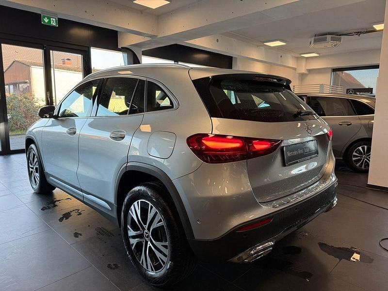 Gebraucht Mercedes GLA200 Advanced 164 PS (120 kW) 2024 Silber SUV