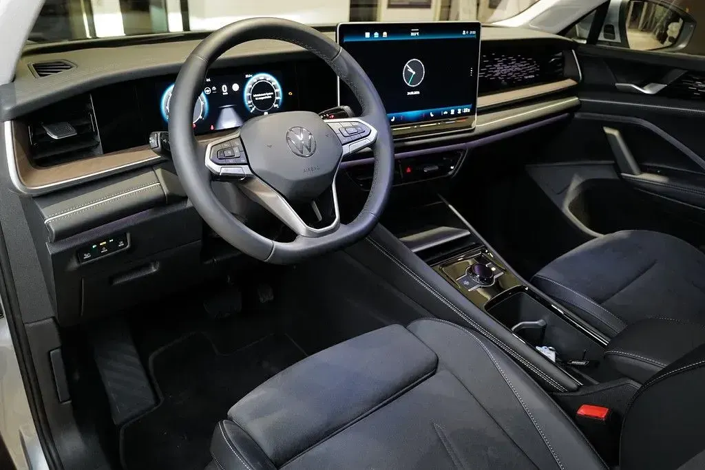 Używany VW Tayron Elegance 150 KM (110 kW) 2025 Srebrny SUV