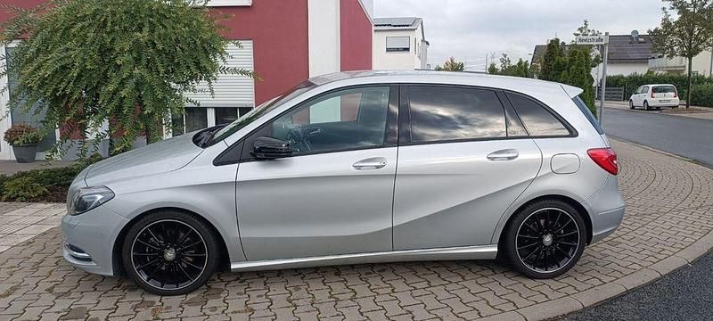 Silber Gebraucht 2014 Mercedes B200 AMG Van / Kleinbus | 12.800 € (Fairer Preis) - Bild 1/4