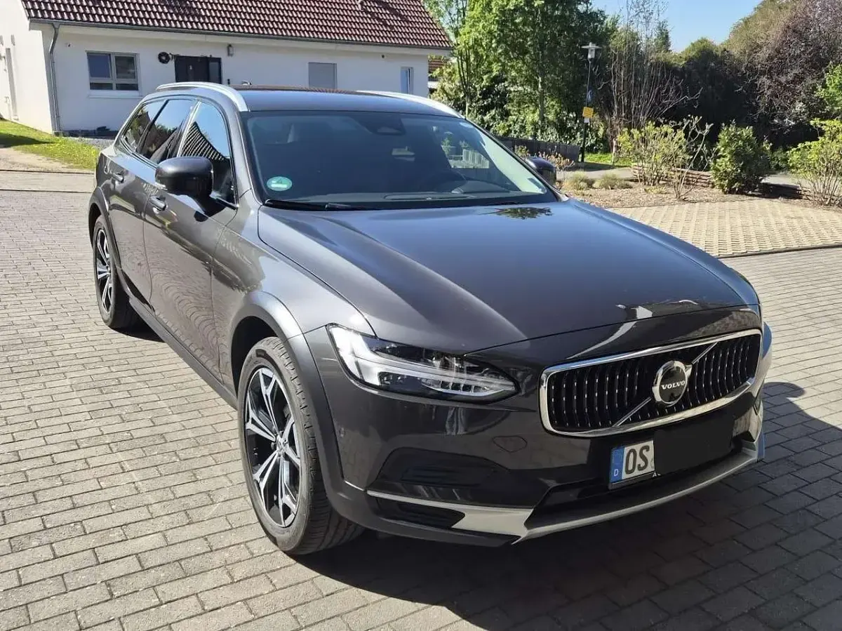 Używany Volvo V90 CC Plus 197 KM (144 kW) 2022 Szary Kombi