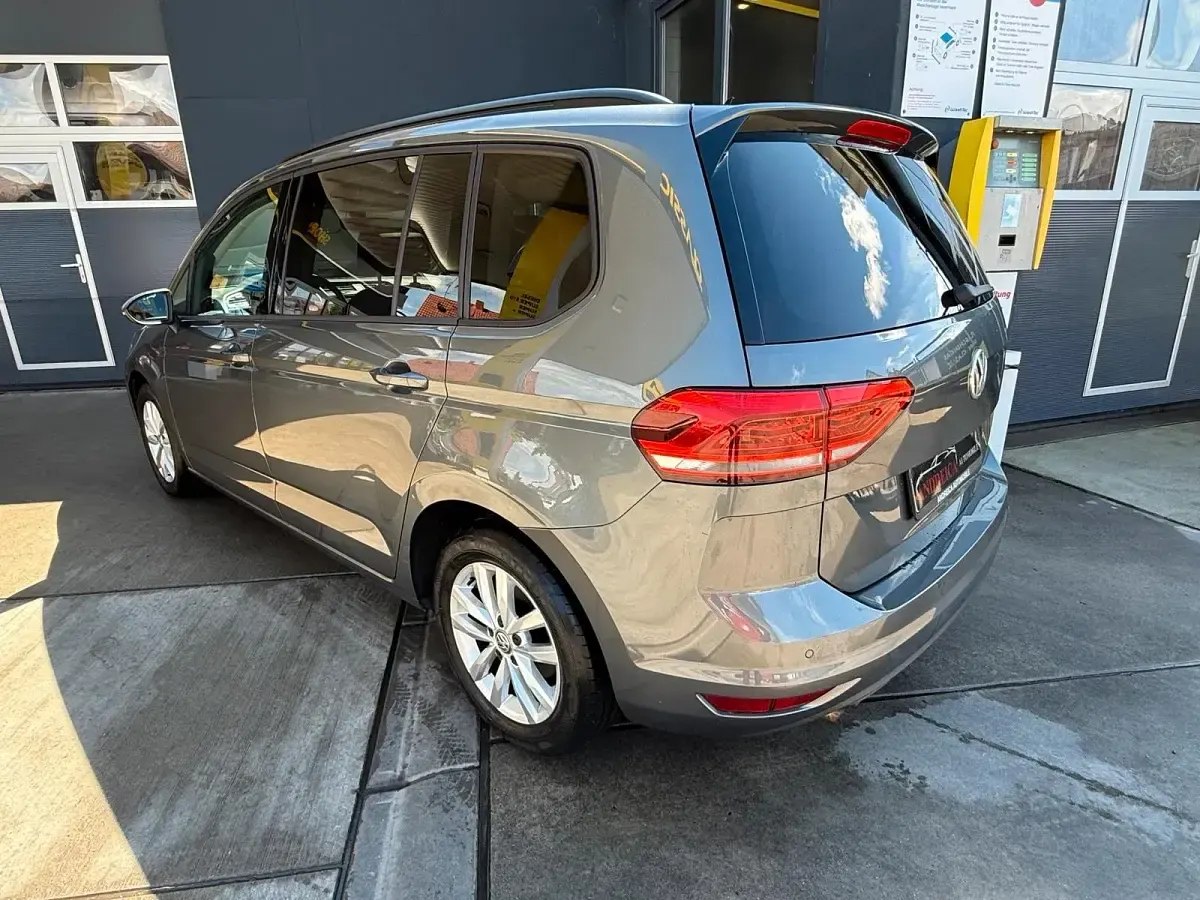 Gebraucht VW Touran Comfortline 150 PS (110 kW) 2017 Grau Van / Kleinbus
