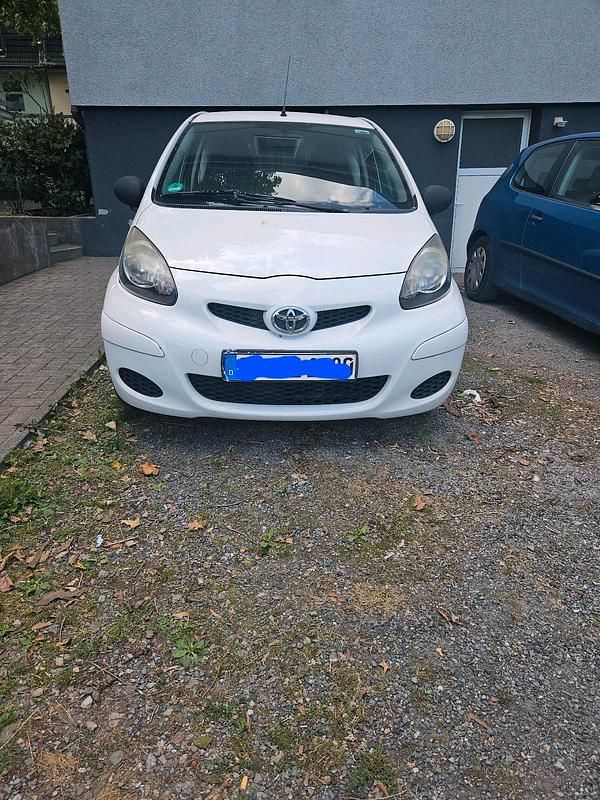 Weiß Gebraucht 2010 Toyota Aygo Kleinwagen | 2.500 € (Fairer Preis) - Bild 1/4