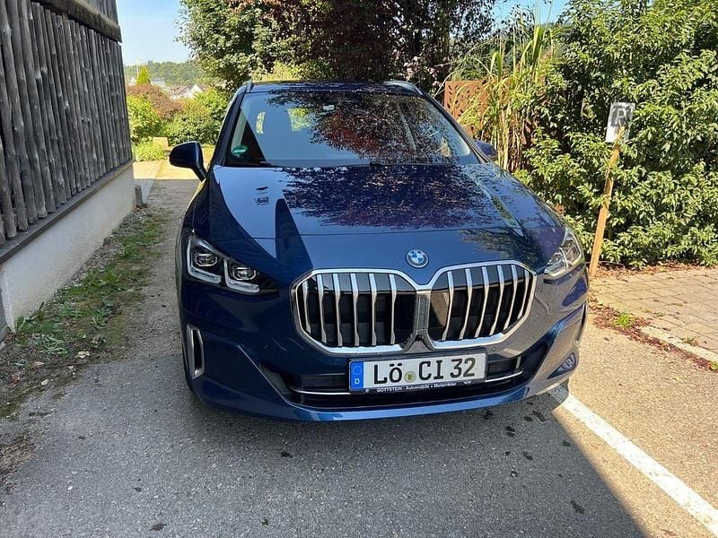 Blau Gebraucht 2025 BMW 225 Active Tourer Comfort Edition Van / Kleinbus | 40.700 € (Fairer Preis) - Bild 1/4