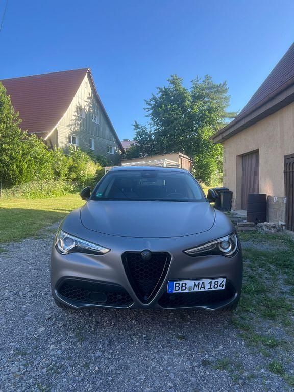 Grau Gebraucht 2017 Alfa Romeo Stelvio Super SUV | 20.800 € (Fairer Preis) - Bild 1/4
