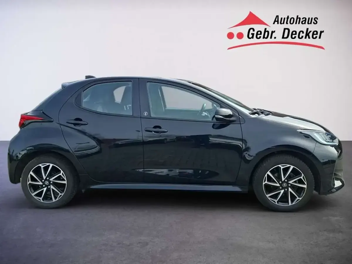 Gebraucht Toyota Yaris Basis 125 PS (91 kW) 2021 Mysticschwarz mica Kleinwagen