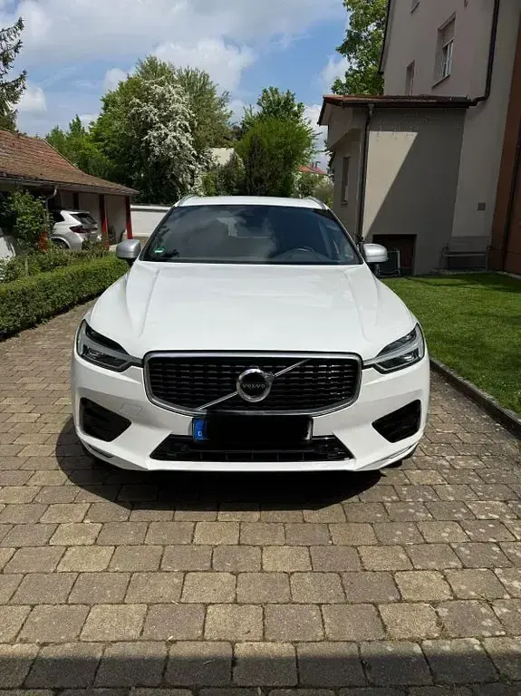 Second-hand Volvo XC60 R-Design 190 CP (139 kW) 2018 Alb SUV