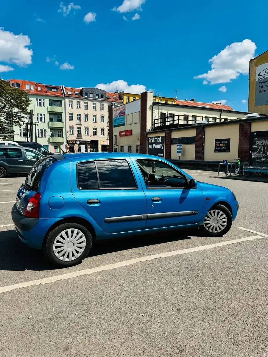 Używany Renault Clio II 98 KM (72 kW) 2001 Niebieski Hatchback