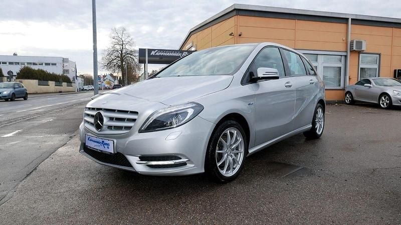Silber Gebraucht 2012 Mercedes B200 Van / Kleinbus | 13.900 € (Etwas zu teuer) - Bild 1/4