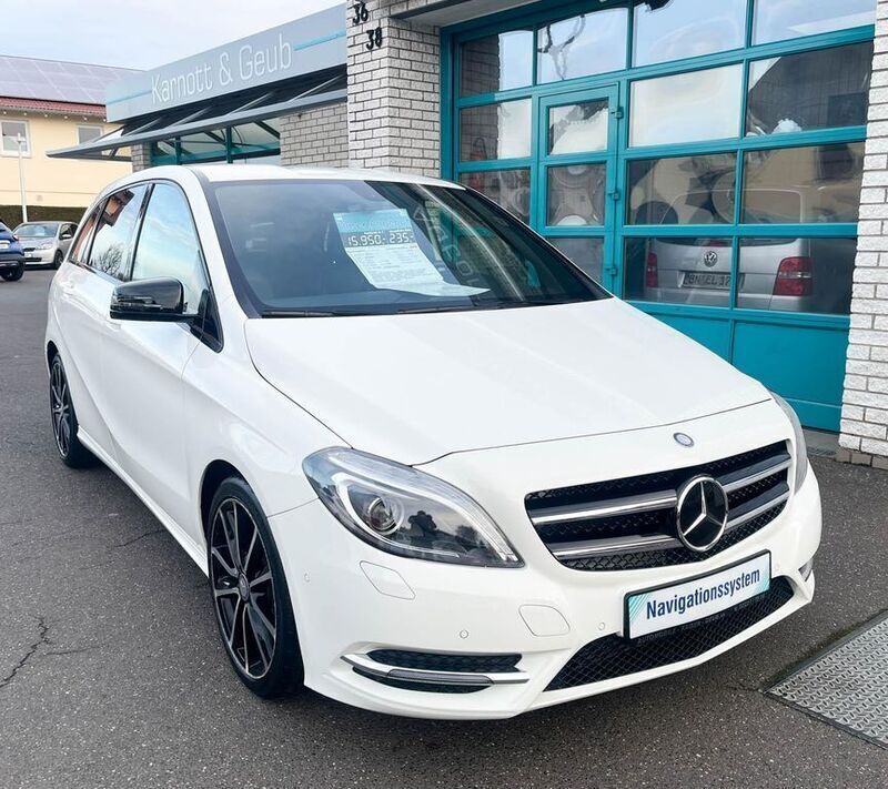 Weiß Gebraucht 2013 Mercedes B180 Sport Van / Kleinbus | 15.950 € (Etwas zu teuer) - Bild 1/4