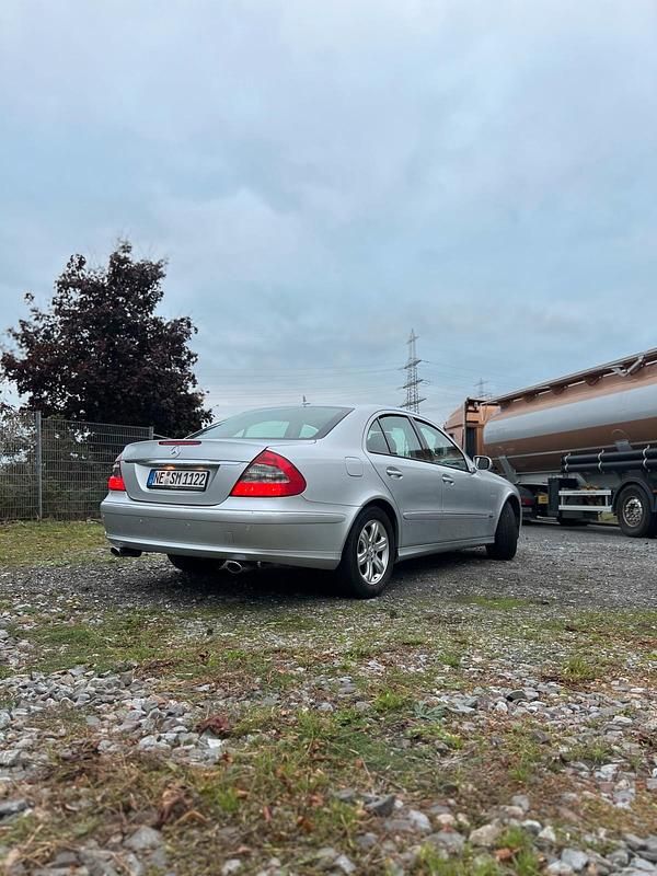 Gebraucht Mercedes E200 184 PS (135 kW) 2007 Silber Limousine