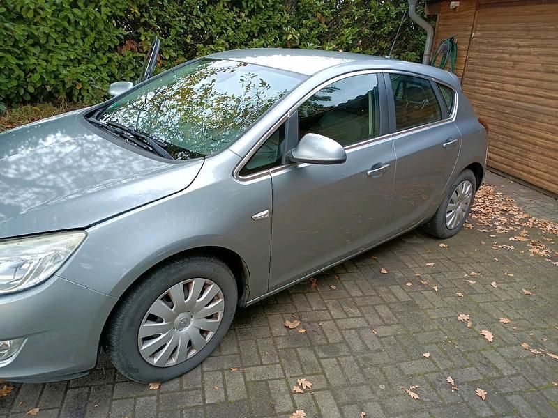 Silber Gebraucht 2012 Opel Astra Limousine | 3.490 € (Superpreis) - Bild 1/4