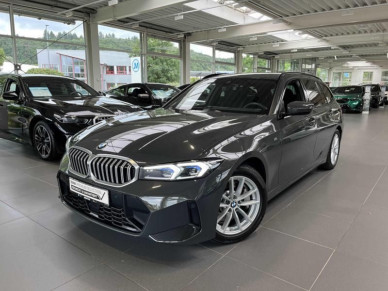 Grau Gebraucht 2024 BMW 330 Shadowline Kombi | 52.490 € - Bild 1/4