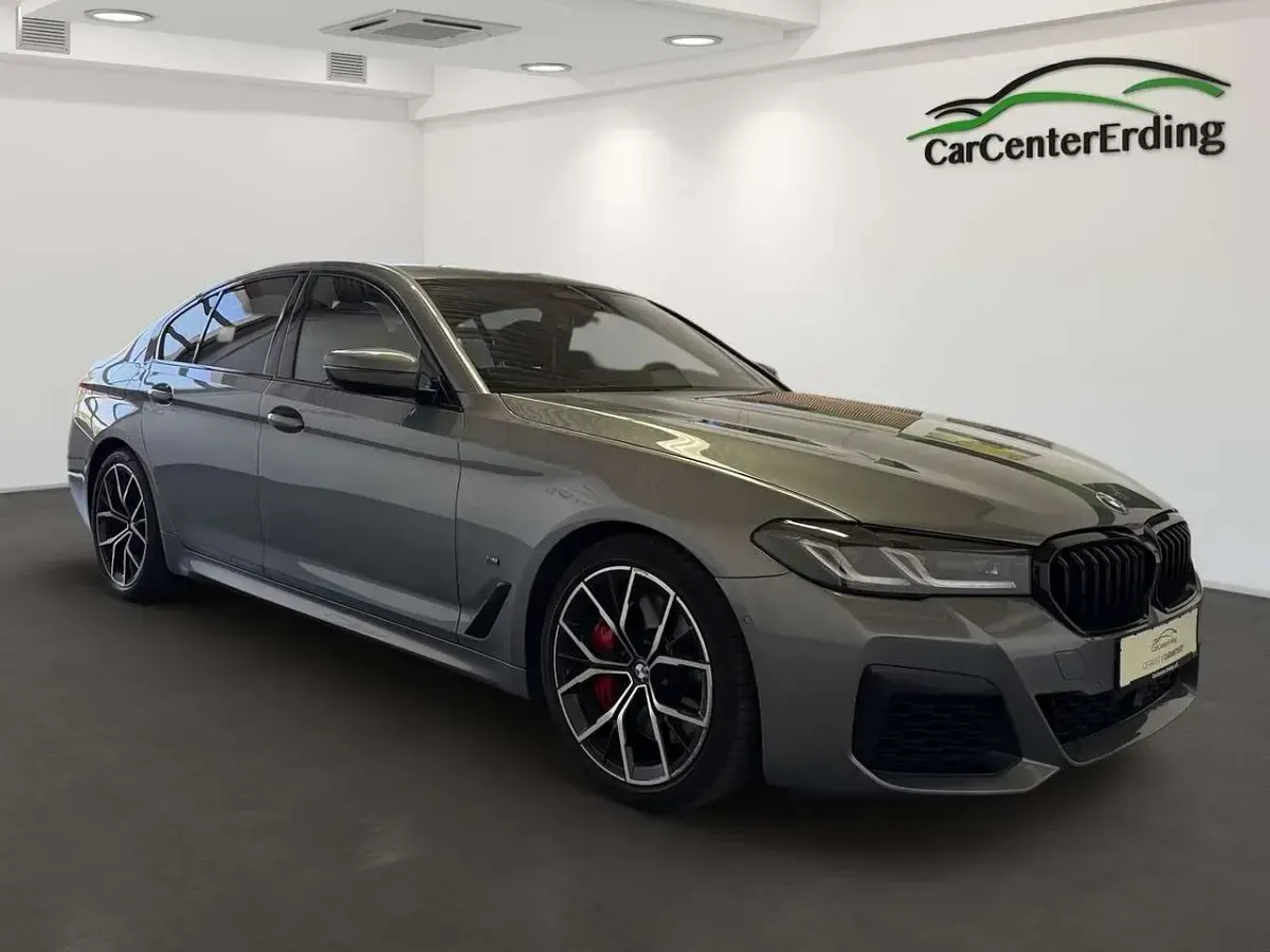 Gebraucht BMW 550 530 PS (389 kW) 2023 Skyscraper grau metallic Limousine