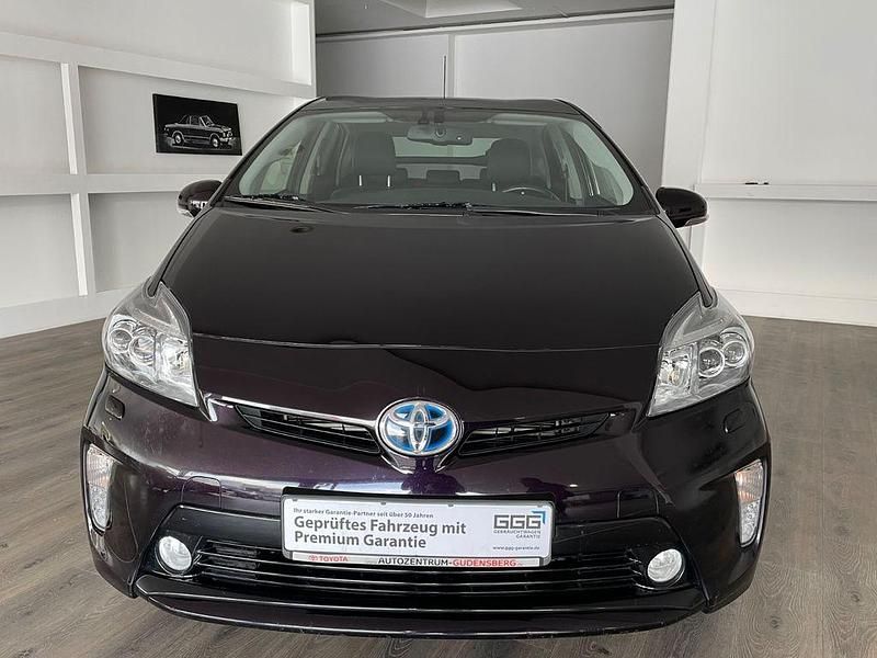 Gebraucht Toyota Prius Executive 99 PS (72 kW) 2015 Rot Limousine