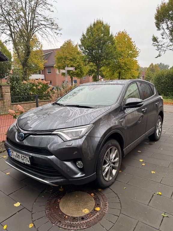 Grau Gebraucht 2019 Toyota RAV4 Team SUV | 21.400 € (Guter Preis) - Bild 1/4