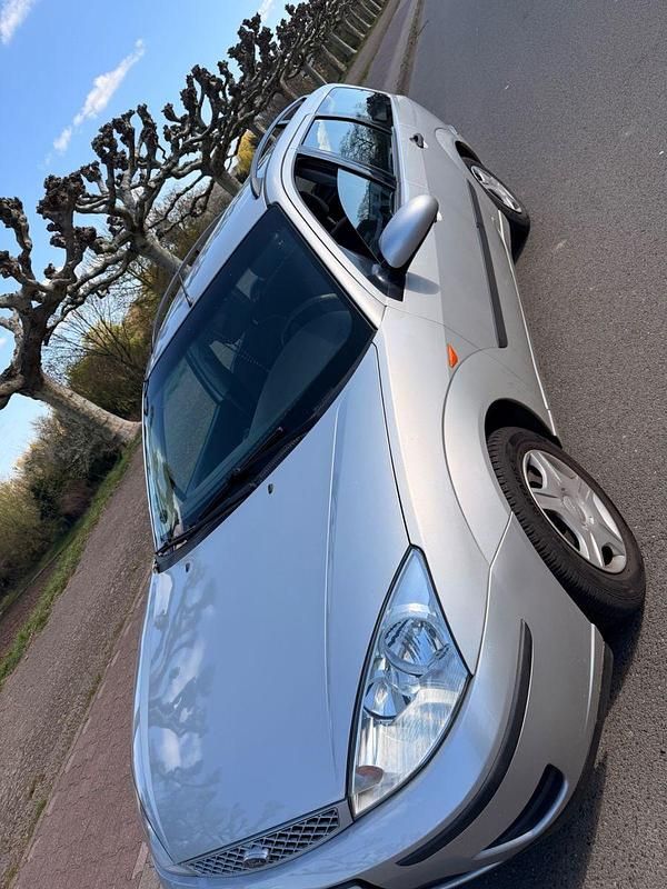 Używany Ford Focus Finesse 116 KM (85 kW) 2003 Szary Hatchback