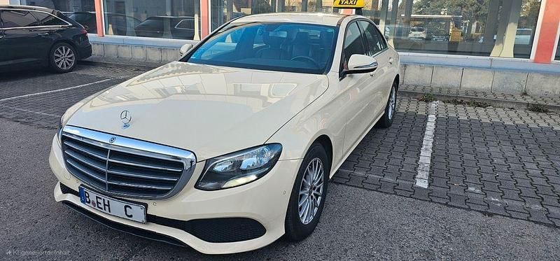 Gelb Gebraucht 2018 Mercedes E220 Limousine | 14.950 € (Superpreis) - Bild 1/4