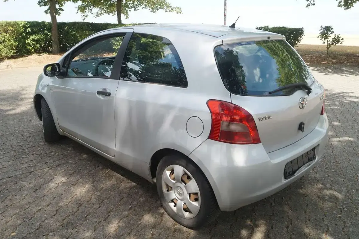 Gebraucht Toyota Yaris 90 PS (66 kW) 2007 Silber Kleinwagen