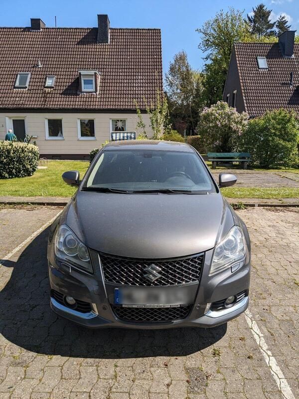 Grau Gebraucht 2011 Suzuki Kizashi Limousine | 8.900 € (Fairer Preis) - Bild 1/4