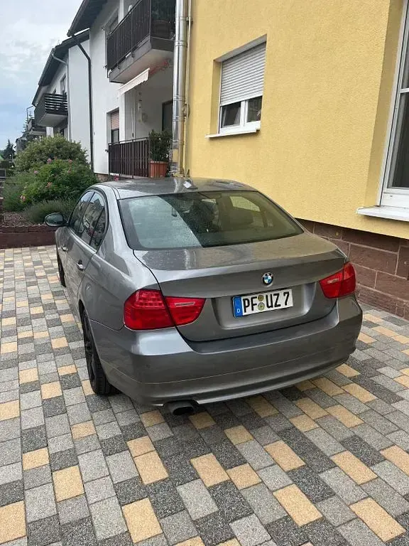 Gebraucht BMW 320 177 PS (130 kW) 2010 Grau Limousine