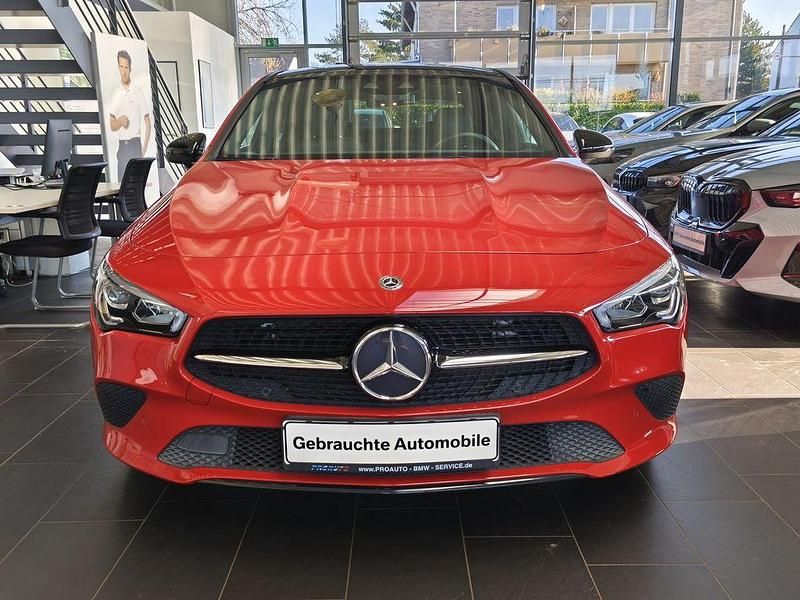 Gebraucht Mercedes CLA180 Night 136 PS (100 kW) 2019 Rot Limousine