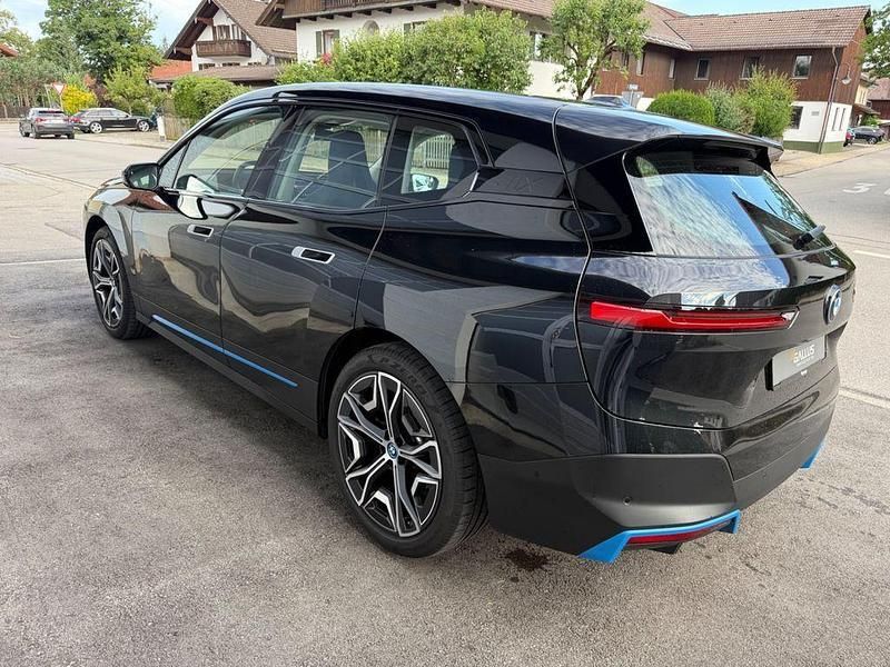 Gebraucht BMW iX Sport Line 239 kW (326 PS) 2024 Black sapphire metallic SUV
