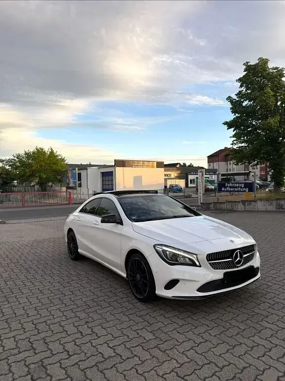 Gebraucht Mercedes CLA180 AMG line 122 PS (89 kW) 2018 Weiß Coupé