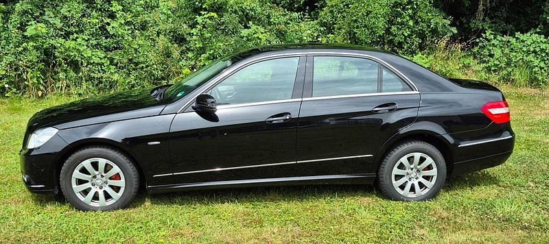 Second-hand Mercedes E250 204 CP (150 kW) 2010 Negru Berlinǎ