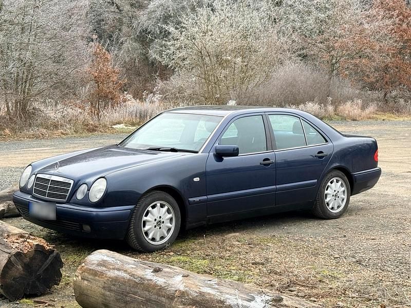 Gebraucht Mercedes E230 150 PS (110 kW) 1996 Blau Limousine