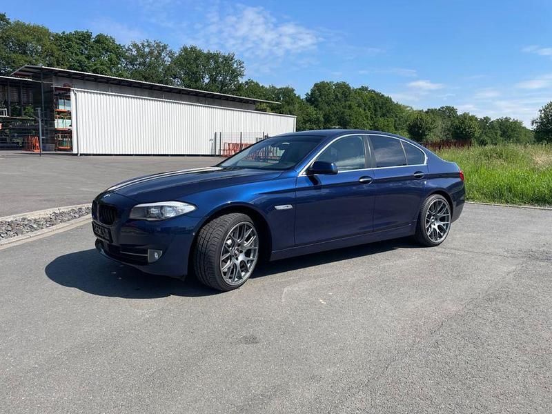 Blau Gebraucht 2012 BMW 550 Performance Limousine | 18.599 € (Fairer Preis) - Bild 1/4
