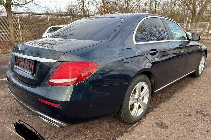 Gebraucht Mercedes E200 Avantgarde 184 PS (135 kW) 2016 Blau Limousine