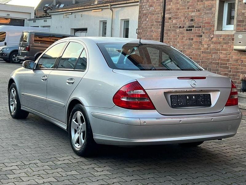 Gebraucht Mercedes E240 177 PS (130 kW) 2003 Silber Limousine